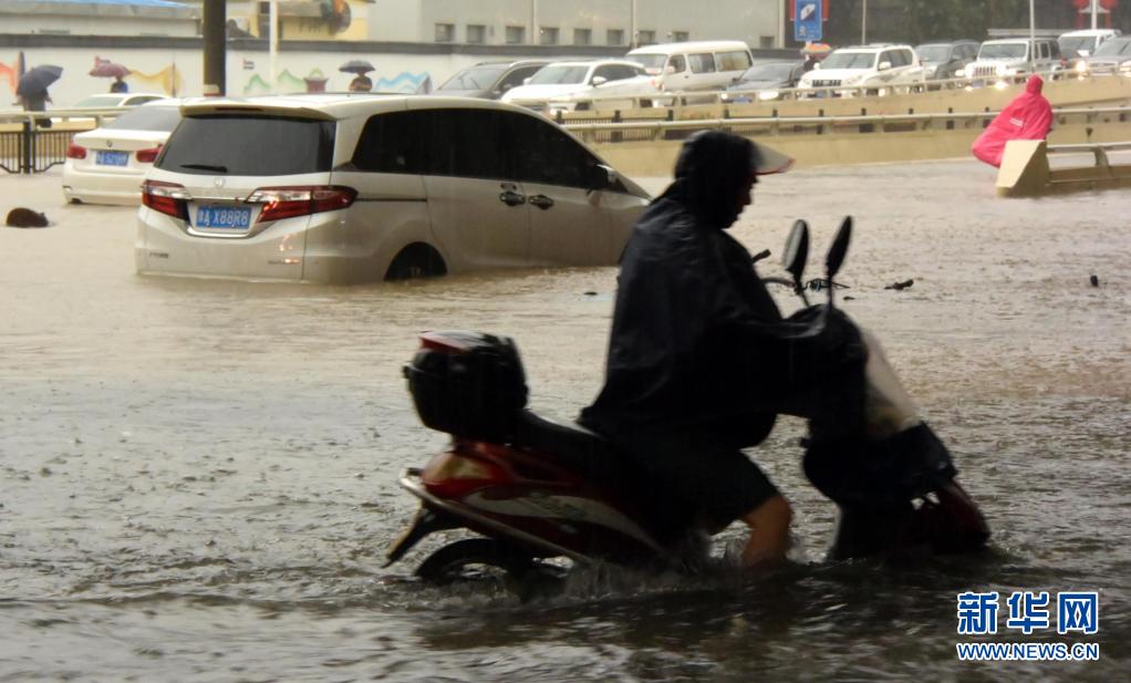 郑州遭遇历史最强降雨已致12人死亡 河南多地发生区域性严重洪涝灾害