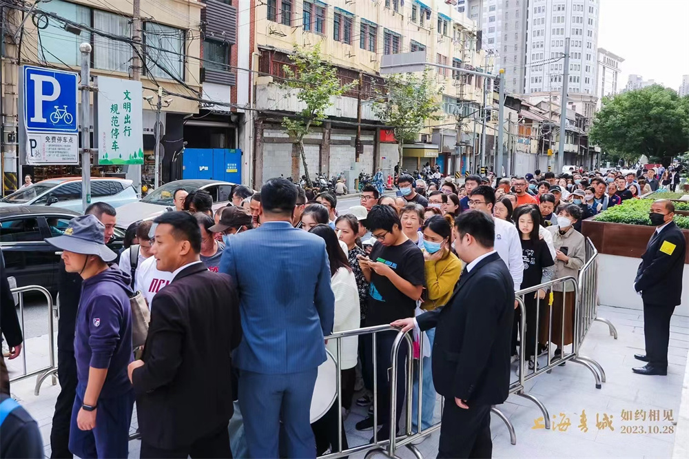 福州路上海书城回归,上海老书迷排队打卡