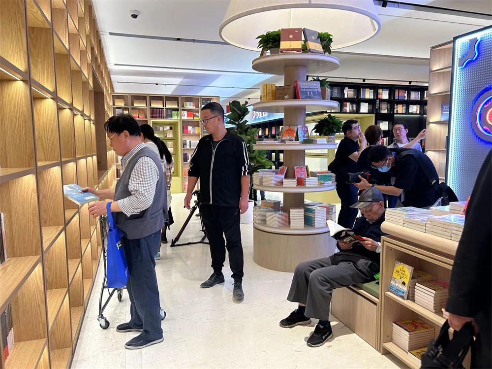 福州路上海书城回归,上海老书迷排队打卡