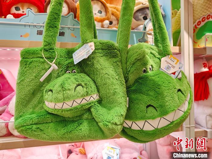 年轻人青睐“丑萌IP” 审美多元化成消费时尚