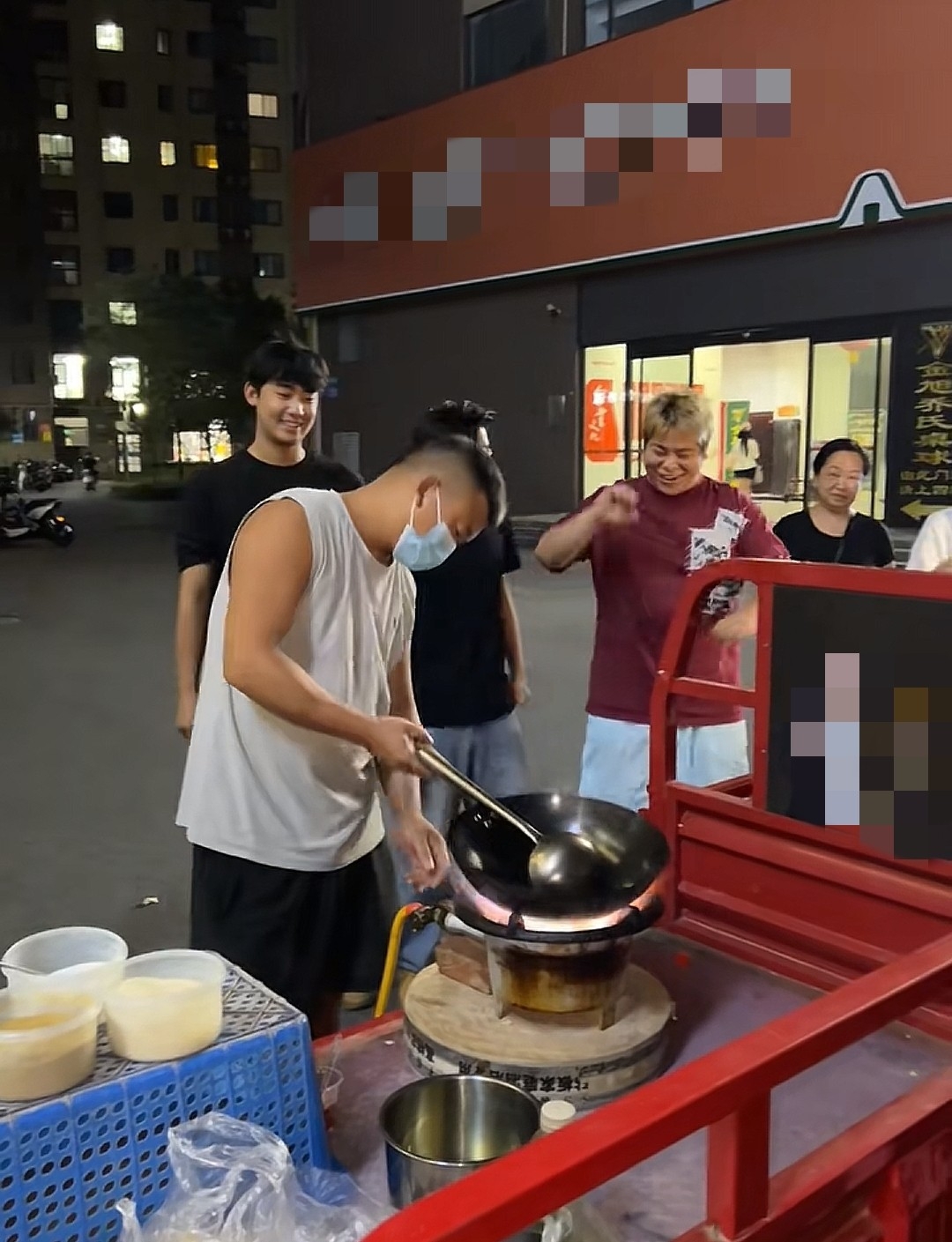 “鸡排哥”“炒粉哥”接连走红,“情绪价值”成假日文旅新密码