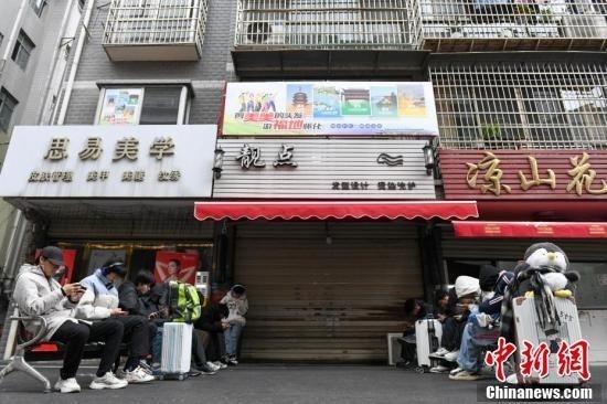 “鸡排哥”“炒粉哥”接连走红,“情绪价值”成假日文旅新密码