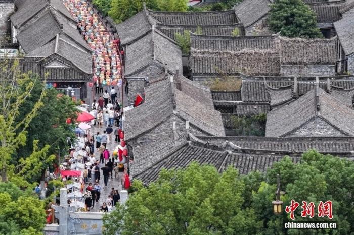 “鸡排哥”“炒粉哥”接连走红,“情绪价值”成假日文旅新密码